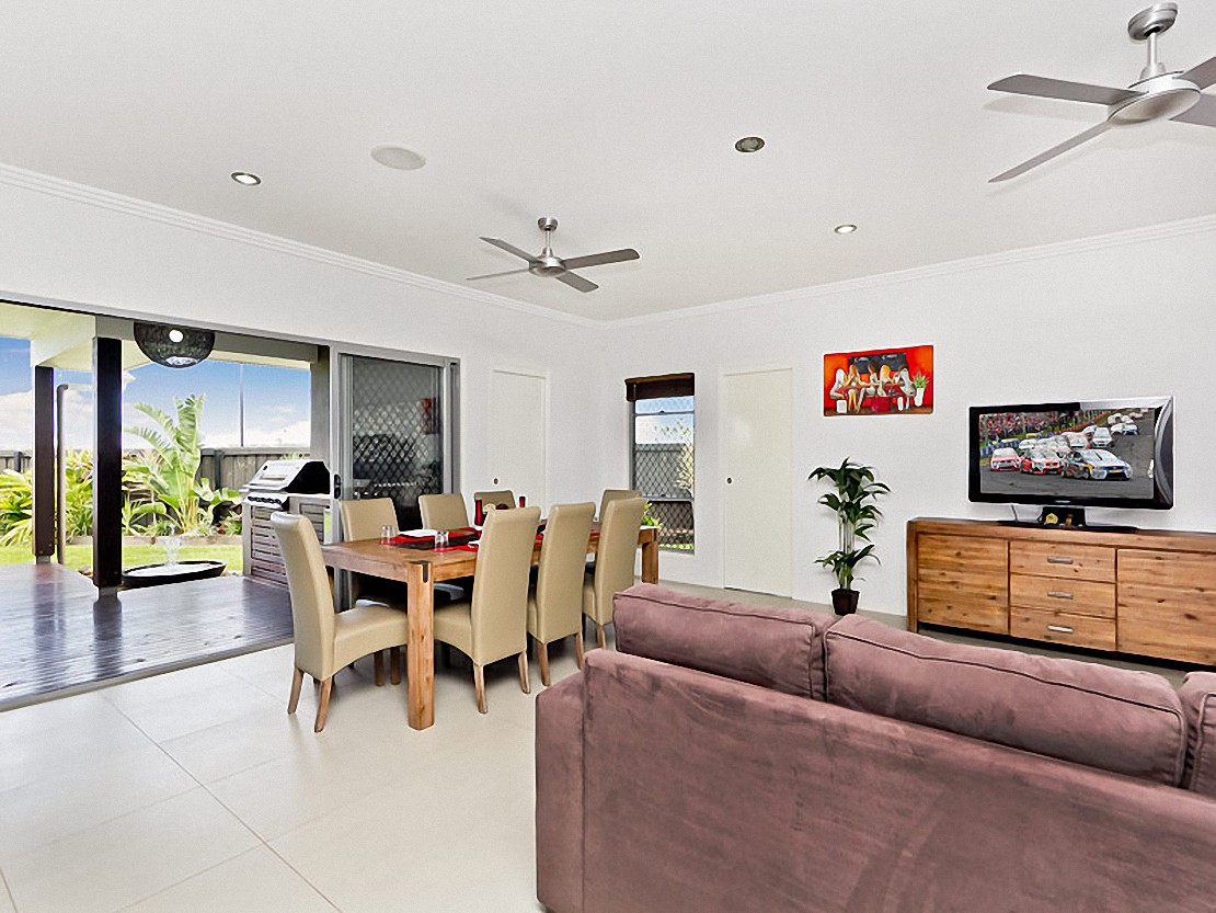 North Lakes Home - Lounge Dining