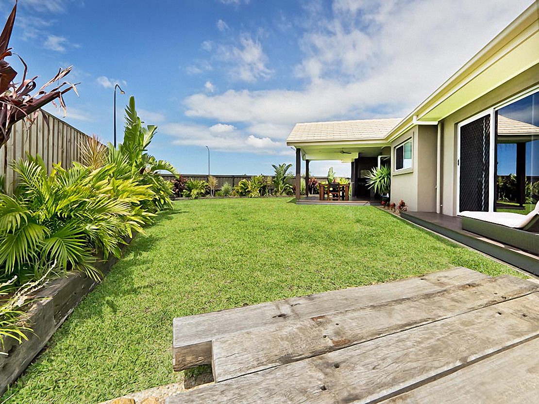 North Lakes Home - Yard